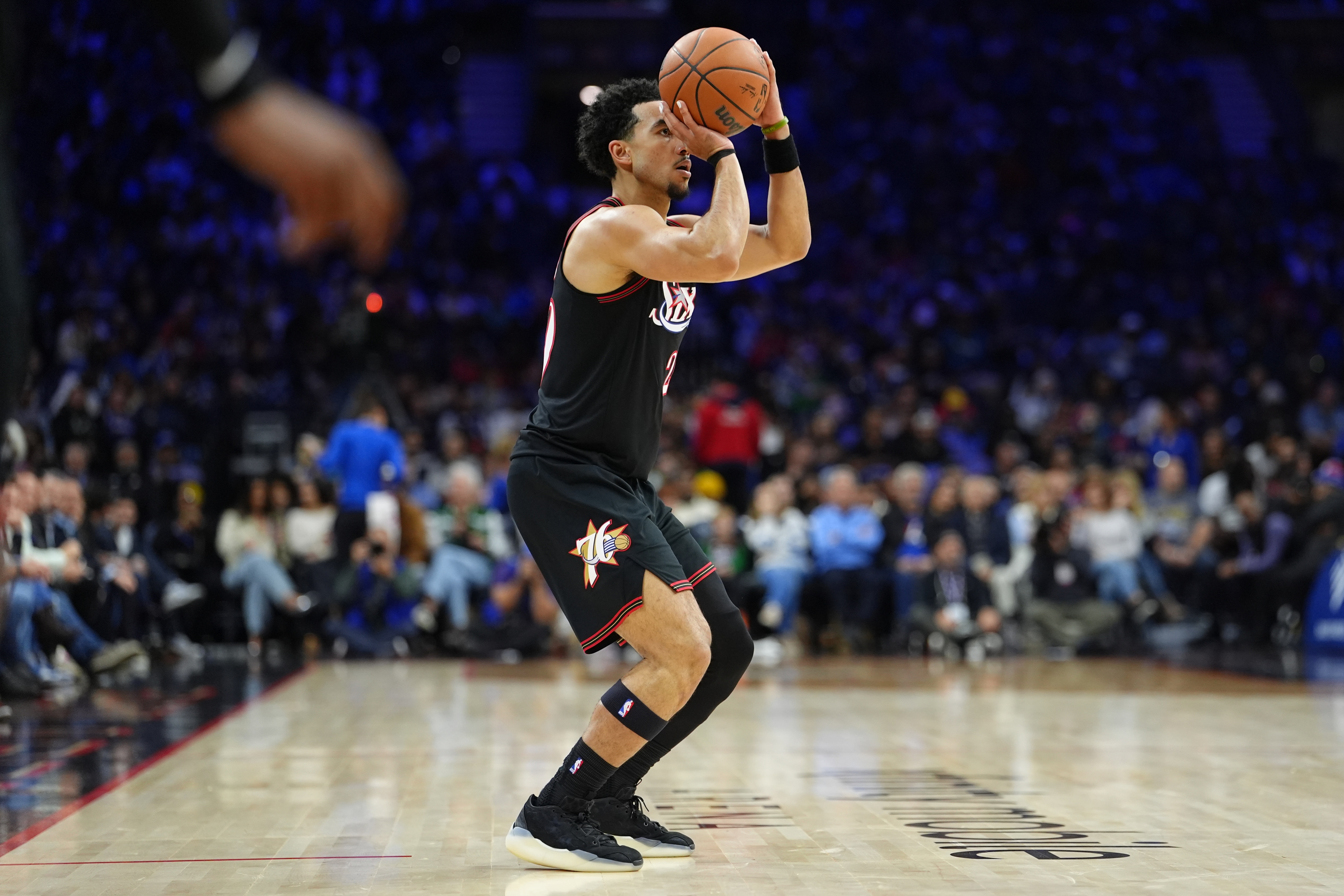 效率挺高！麦凯恩半场出场9分钟5投3中拿到8分 其中三分4中2